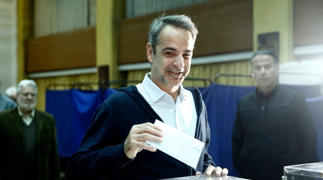 mitsotakis gemisan oi kalpes psifise stis esokommatikes ekloges tis nd o prothupourgos.jpg