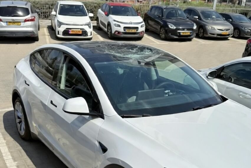 tesla model y cracked glassroof.jpg