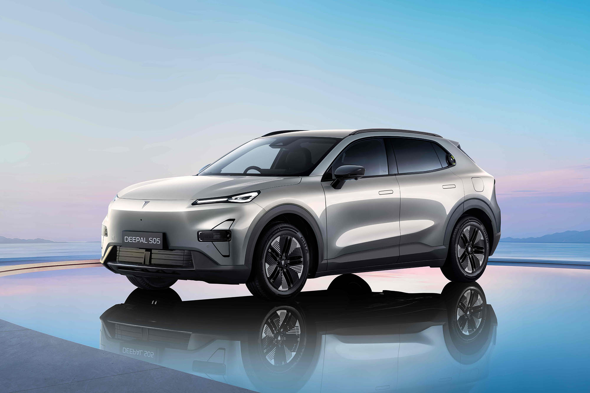 deepal s05 phev exterior silver.jpg