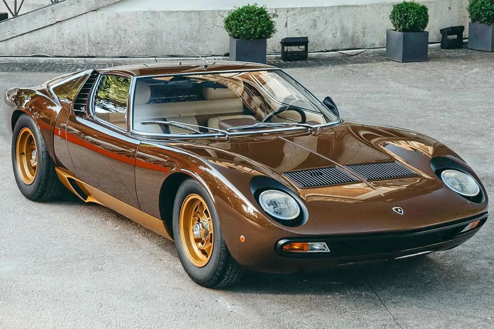 lamborghini miura sv opening.jpg