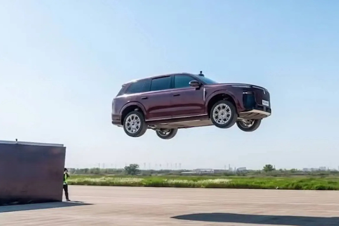voyah taishan x8 opening.jpg