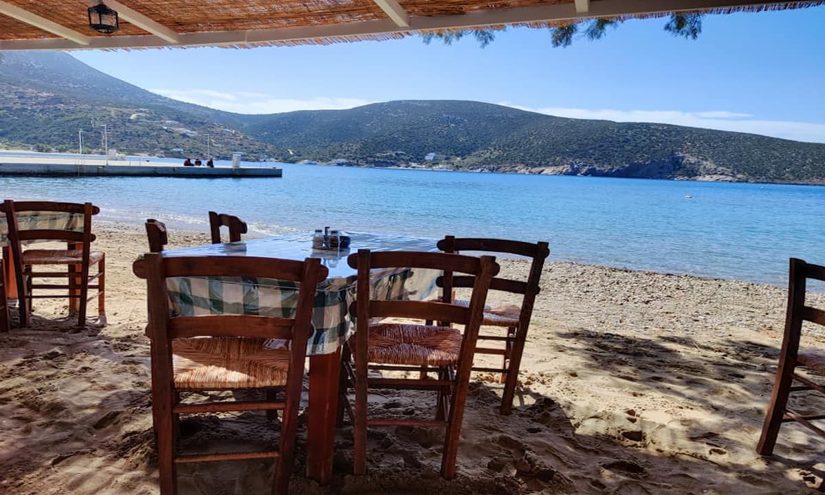 τραπεζάκι πάνω στο κύμα.jpg