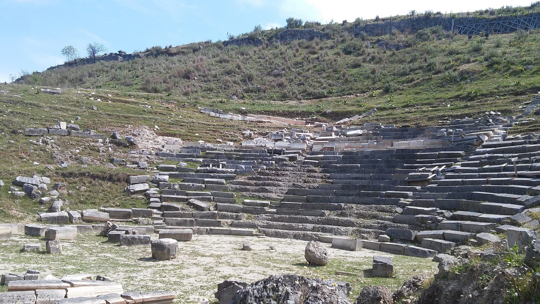 archaio theatro gitanon thesprotia 1778x1000 resized q82.jpg