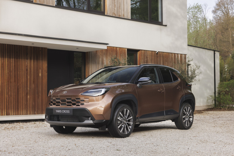 800 yariscross highgrade preciousbronze static 07.jpg