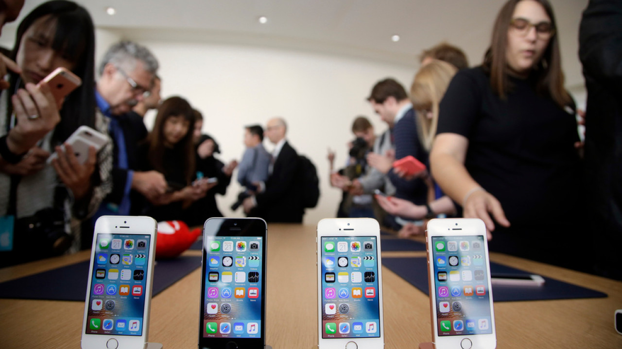 iphone apple.jpg