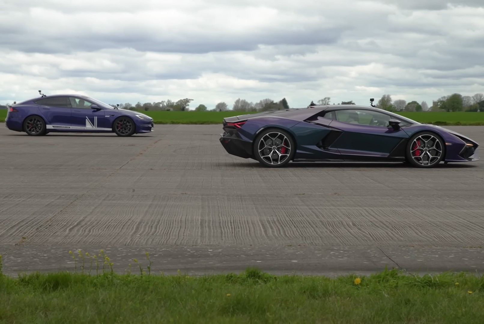 tesla model s plaid and lamborghini revuelto break down as they race down the 1 4 mile 25.jpg