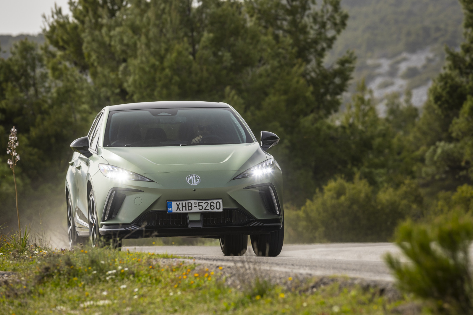 mercedes amg a45s vs mg x power60 0.jpg